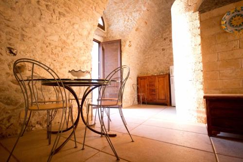 un comedor con sillas y una mesa en un edificio en Il Convento della Pietà, en Tropea