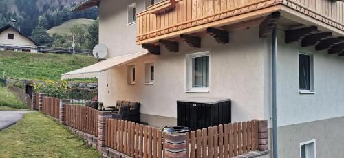 a house with a wooden fence in front of it at Ferienwohnung Die Möll in Latzendorf