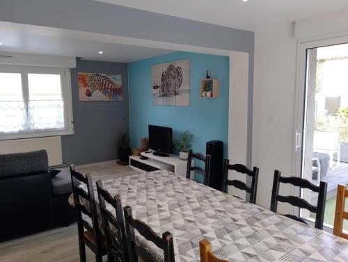 une salle à manger avec une table et des chaises et une chambre avec dans l'établissement Maison de campagne, proche plage, à Offrethun