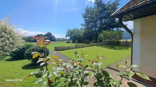 Κήπος έξω από το Apartman Kristina