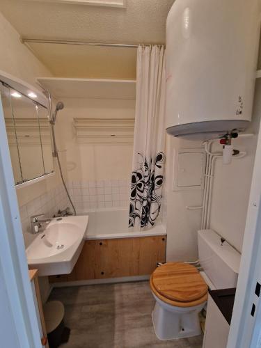 une salle de bain avec un lavabo, des toilettes et une baignoire dans l'établissement Studio Le Gentiane, à Le Haut-Breda