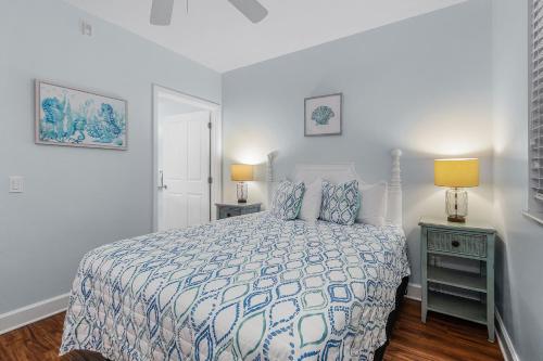 1 dormitorio blanco con 1 cama y 2 lámparas en Harbour House at the Inn Unit 205 condo, en Fort Myers Beach