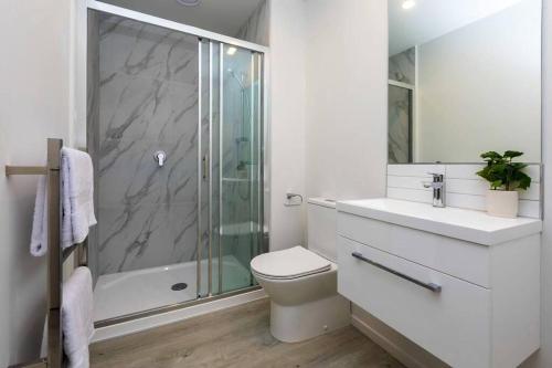 ein Badezimmer mit Dusche, Toilette und Waschbecken in der Unterkunft 2 Bedrooms apprtmt Plus Underground Parking in CBD in Christchurch