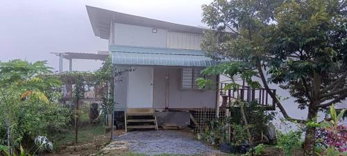 Aed väljaspool majutusasutust Bukit Limau rest house Merbau