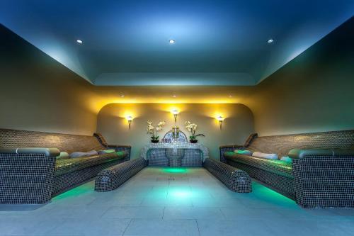 a room with two couches and a table and lights at Business Hotel Conference Center & Spa in Târgu-Mureş