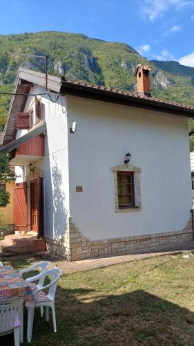 Nespecifikovaný výhled na hory nebo výhled na hory při pohledu z prázdninového domu