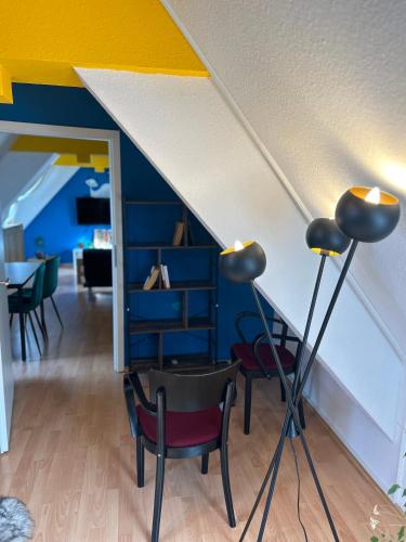 a living room with a blue and yellow ceiling at Piano Apartment Halle Center - Netflix- Free WiFi 3 in Halle an der Saale