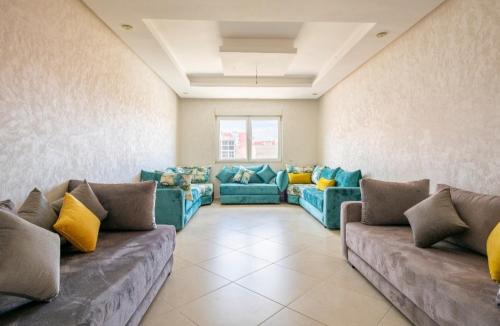 a living room with couches in a room at Appartement 33 de 3 chambres ensoleillé à 5 min de la plage El Jadida Piscine à 15km de l'appartement in El Jadida
