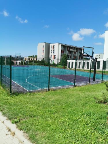 Instalaciones para jugar a tenis o squash en Ragainės apartamentai o alrededores