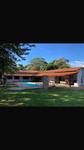 a large building with a pavilion in a yard at Recanto das Aguás in Cosmópolis