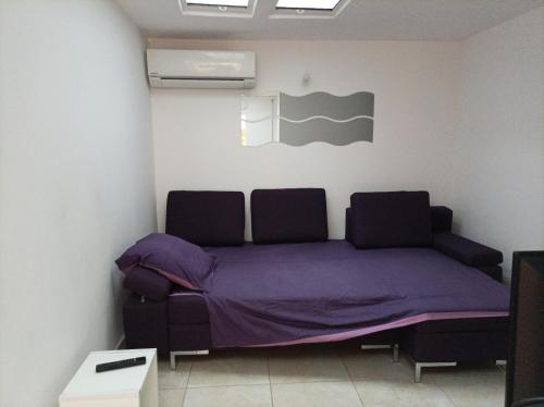 Cette chambre comprend un lit avec des draps violets. dans l'établissement Un Coin Paradis ds Campagne 12 hect PISCINE privée, à Méounes-lès-Montrieux