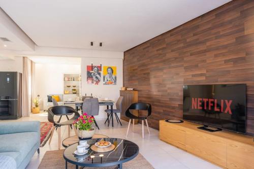 Телевизор и/или развлекательный центр в Eneas Central Heraklion Apartment with Great View