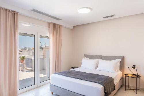 Кровать или кровати в номере Eneas Central Heraklion Apartment with Great View