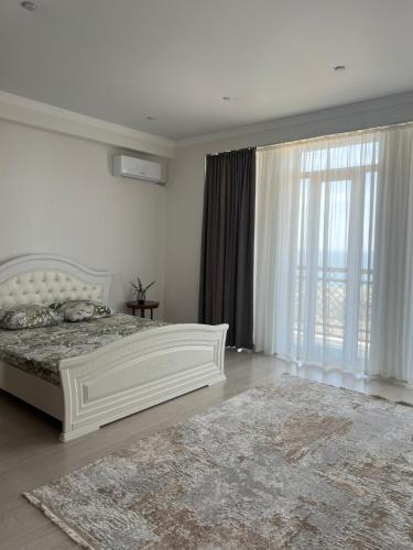 Postel nebo postele na pokoji v ubytování Green Plaza Трехкомнатная