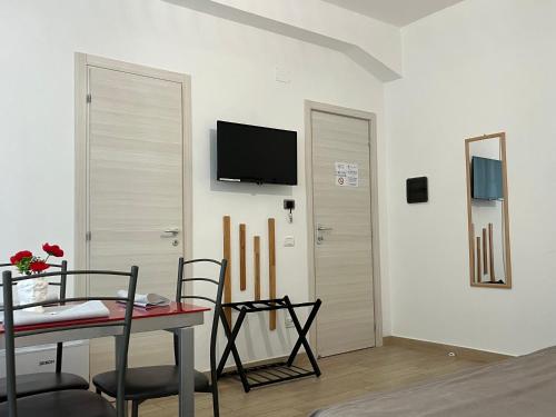 Μια τηλεόραση ή/και κέντρο ψυχαγωγίας στο B&B Vento Aureo Rooms