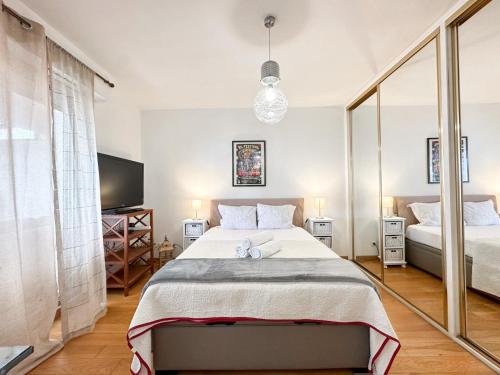 PANORAMIC MONACO VIEW, BnbRickeys في بوسولاي: غرفة نوم مع سرير كبير وتلفزيون