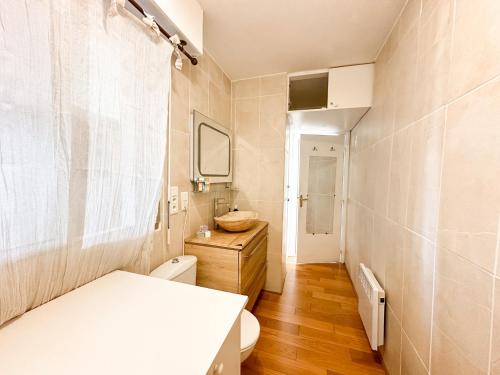 PANORAMIC MONACO VIEW, BnbRickeys في بوسولاي: حمام مع مرحاض ومغسلة