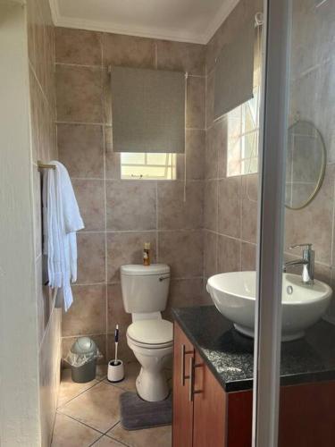 Ένα μπάνιο στο 2Bed Apt in Lovely Complex Peaceful