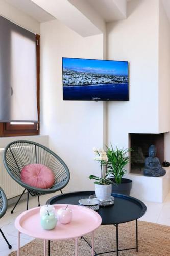 TV a/nebo společenská místnost v ubytování Nova Sea View Apartment Seafront