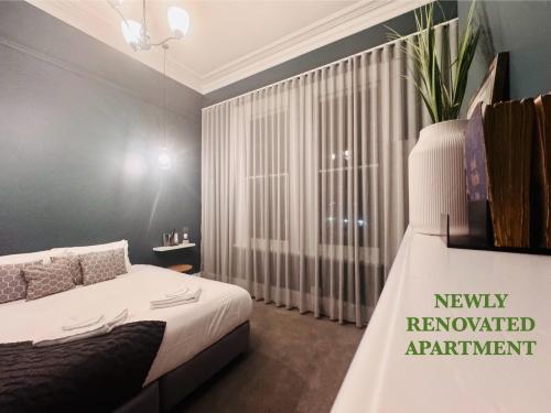 a bedroom with a bed with a new renovated apartment at Treehouse Hideouts Balcony Apartment - Port of Echuca Townhouse in Echuca