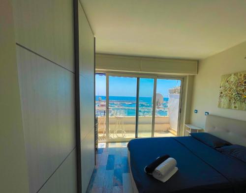 ネットゥーノにあるMARINA Seaview Apartment - Attico - Nettunoの海の見えるベッドのある寝室