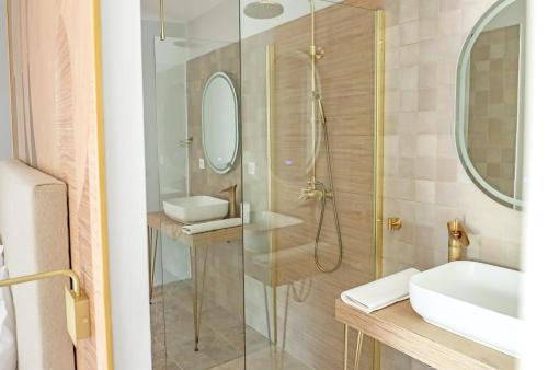 Ένα μπάνιο στο Les Gîtes de Laure - L'Eden Romantique, Chambres Hôtes, Spa privé, Couloir de nage, Adults only
