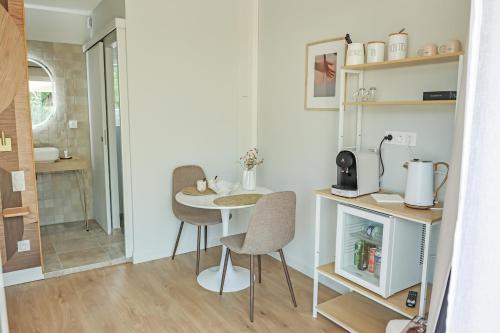 Η κουζίνα ή μικρή κουζίνα στο Les Gîtes de Laure - L'Eden Romantique, Chambres Hôtes, Spa privé, Couloir de nage, Adults only