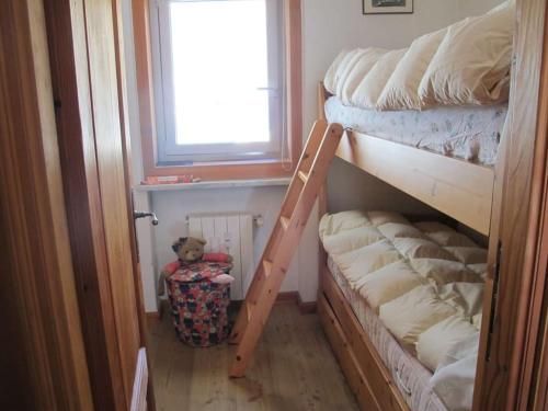 Letto a castello con scala accanto a una finestra di T333 Attico soleggiato con vista a Breuil-Cervinia