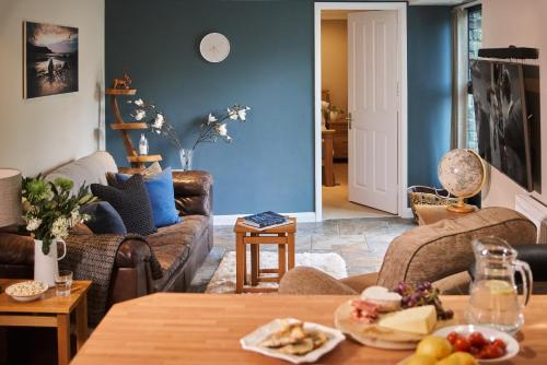 Posezení v ubytování Swallows End - Apartment with hot tub, sauna and pool (Dartmoor)