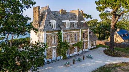 an aerial view of a large brick house with trees at Villa Haute Guais, maison et table d'hôtes vue mer in Dinard
