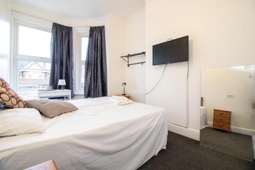 Ένα ή περισσότερα κρεβάτια σε δωμάτιο στο Pebbles guest house room 6