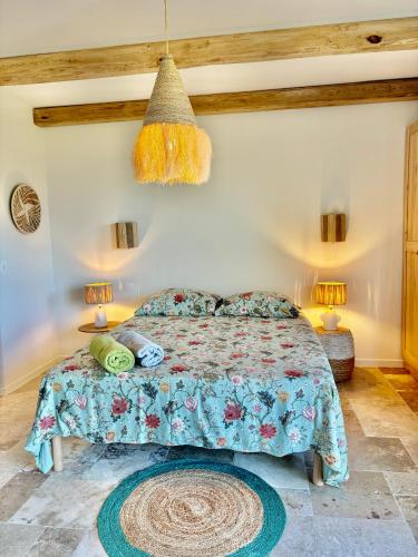 - une chambre avec un lit et 2 tables avec des lampes dans l'établissement Neuf , Suite avec kitchenette dans bergerie moderne vue mer et montagne, à Porto-Vecchio