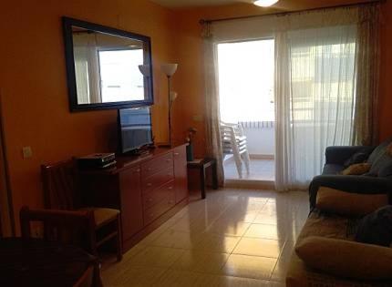 a living room with a television and a couch at Apartamento en Marina Trébol III, centro de Mágic World in Oropesa del Mar