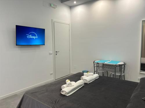 a room with a bed with two towels on it at Appartamento Onda in Lido di Ostia