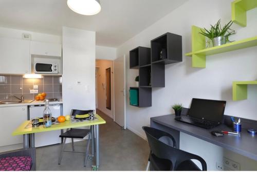 - une cuisine avec un bureau et un ordinateur portable dans l'établissement Studio équipe au centre-ville de Montpellier, à Montpellier
