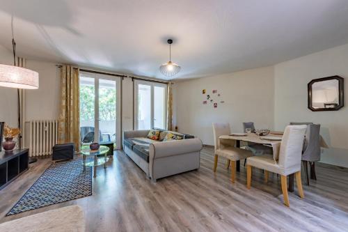 un salon avec un canapé et une table dans l'établissement Le Jean Rieux Place Dupuy Halle aux grains, à Toulouse