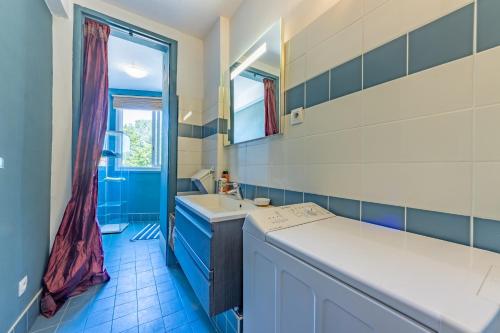 une salle de bain avec un lavabo et un miroir dans l'établissement Le Jean Rieux Place Dupuy Halle aux grains, à Toulouse