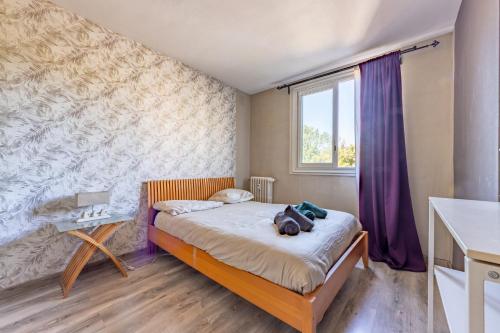 une chambre avec un lit avec un ours en peluche dessus dans l'établissement Le Jean Rieux Place Dupuy Halle aux grains, à Toulouse