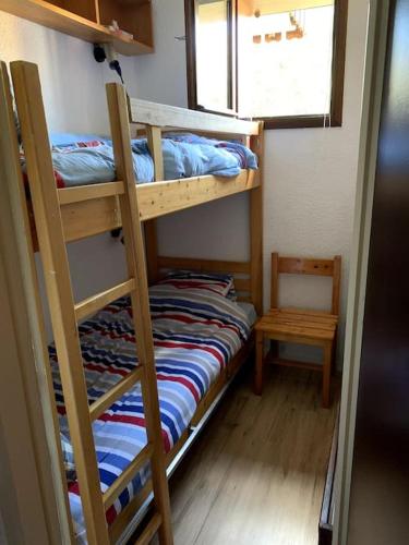 une chambre avec deux lits superposés et une fenêtre dans l'établissement Studio avec chambre à Sommand, à Mieussy