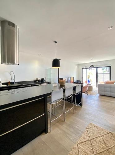 une cuisine et un salon avec une table et des chaises dans l'établissement Ty COSY, à Ploemeur