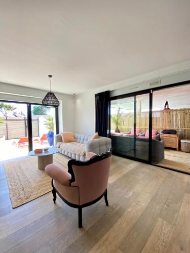 un salon avec un canapé et une table dans l'établissement Ty COSY, à Ploemeur