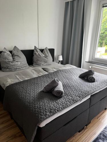 a bed with two towels on it with a window at Traumhaftes Bijou für 4 in Holzminden