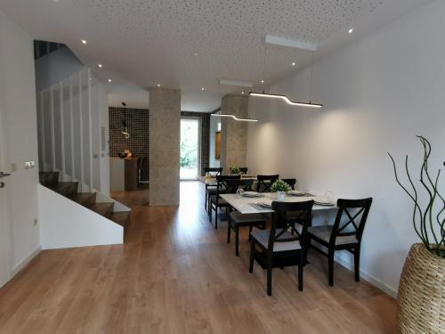 a dining room with a table and chairs at Cidade Alojamento in Póvoa de Varzim