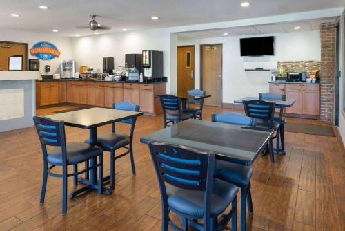 Kuchyň nebo kuchyňský kout v ubytování Baymont by Wyndham LaGrange