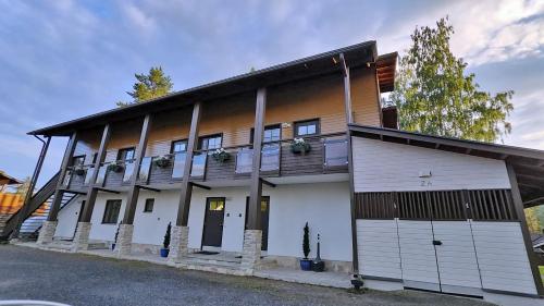 Το κτήριο όπου στεγάζεται  το διαμέρισμα