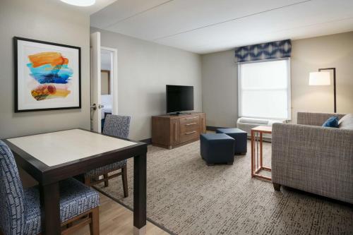 Μια τηλεόραση ή/και κέντρο ψυχαγωγίας στο Hampton Inn & Suites Memphis East Germantown Area