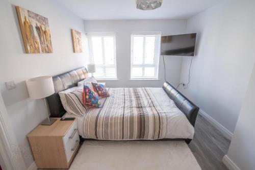 ein kleines Schlafzimmer mit einem Bett und einem Fernseher in der Unterkunft Holiday home in Portrush West Strand beach in Portrush