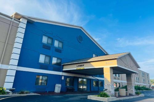 a blue building with a sign that reads lucky inn at AmericInn by Wyndham Glendale Milwaukee in Glendale