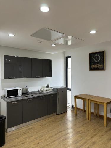 Η κουζίνα ή μικρή κουζίνα στο The Joy Hostel