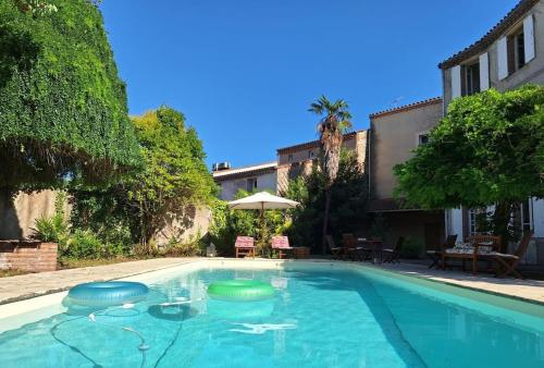 - une piscine avec 3 frisbees dans l'établissement Belle maison avec piscine, à Albi